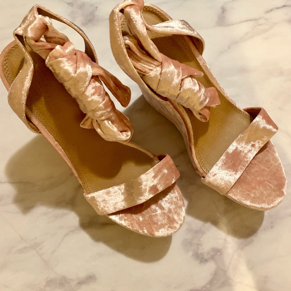 Pink Velvet Wedges 🌸